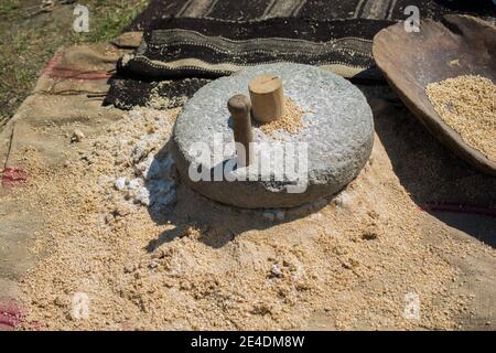 High-Angle-Schuss eines alten Mühlsteins, ein Objekt zum Mahlen von Körnern verwendet Stockfoto