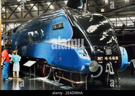 LNER Klasse A4 4468 Mallard Rekord brechen Dampflokomotive im National Railway Museum, York, Yorkshire, England, UK Stockfoto