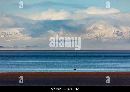 Morecambe Bay, Lancashire, Großbritannien. Januar 2021. Schnee auf South Lakeland Fells von der Morecambe Bay aus gesehen Kredit: PN News/Alamy Live News Stockfoto