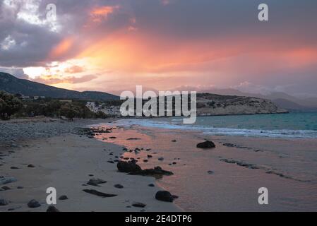 Schöne Aussicht auf Pachia Ammos Beach bei Sonnenuntergang mit spektakulärem Himmel. Kreta Island, Griechenland Stockfoto