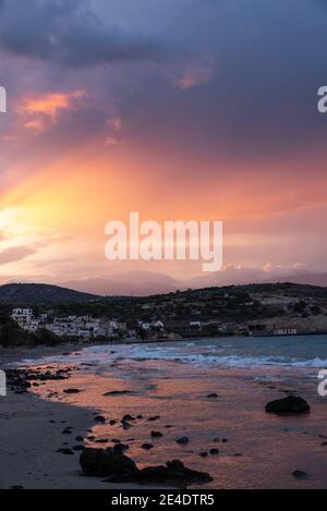 Schöne Aussicht auf Pachia Ammos Beach bei Sonnenuntergang mit spektakulärem Himmel. Kreta Island, Griechenland Stockfoto