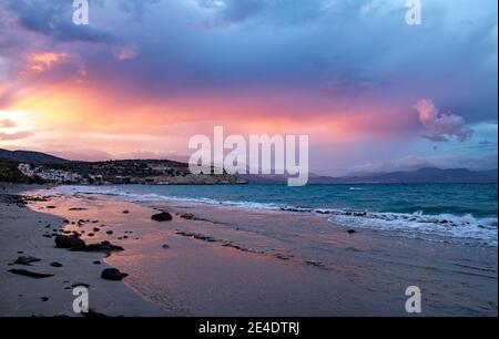 Schöne Aussicht auf Pachia Ammos Beach bei Sonnenuntergang mit spektakulärem Himmel. Kreta Island, Griechenland Stockfoto