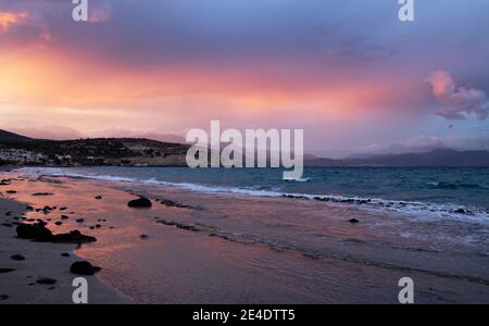 Schöne Aussicht auf Pachia Ammos Beach bei Sonnenuntergang mit spektakulärem Himmel. Kreta Island, Griechenland Stockfoto