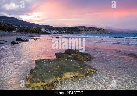 Schöne Aussicht auf Pachia Ammos Beach bei Sonnenuntergang mit spektakulärem Himmel. Kreta Island, Griechenland Stockfoto