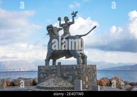 Agios Nikolaos, Kreta, Griechenland - 18. Oktober 2020. Blick auf die Skulptur Europas auf einem Stier. Statue von Europa, Mutter von König Minos, Reiten ein Stockfoto