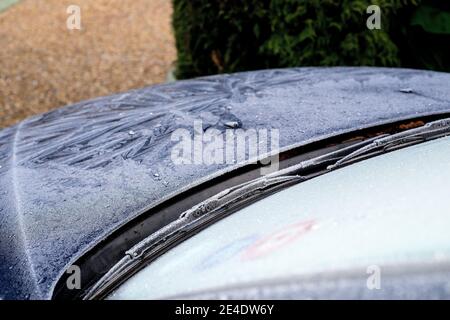 Ein dicker, gemusterter Frost an Windschutzscheibe und Motorhaube eines blauen Ford Mondeo Autos. Stockfoto