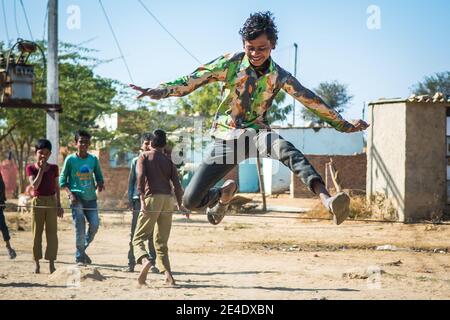 Rajasthan. Indien. 07-02-2018. Kinder, die während der Schule Sport treiben, in ihrer Nachbarschaft. Stockfoto