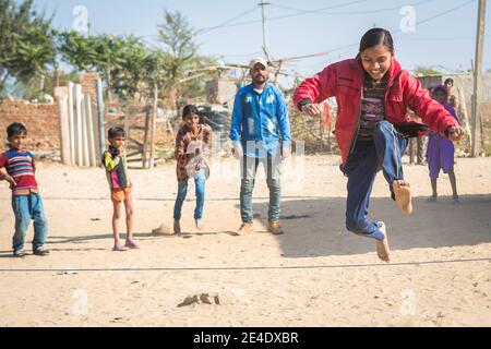 Rajasthan. Indien. 07-02-2018. Kinder, die während der Schule Sport treiben, in ihrer Nachbarschaft. Stockfoto