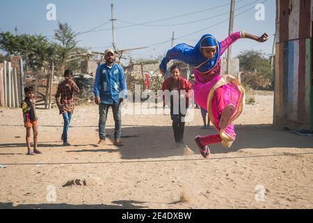 Rajasthan. Indien. 07-02-2018. Kinder, die während der Schule Sport treiben, in ihrer Nachbarschaft. Stockfoto