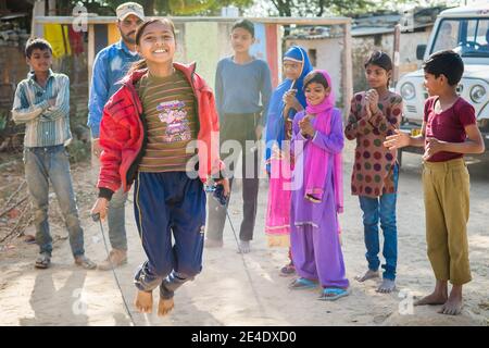 Rajasthan. Indien. 07-02-2018. Kinder, die während der Schule Sport treiben, in ihrer Nachbarschaft. Stockfoto