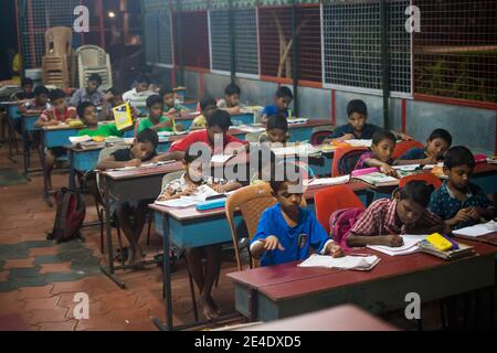 Kerala. Indien. 08-10-2018. Kinder, die eine Nachtklasse besuchen, um die Hausaufgaben für den folgenden Tag zu beenden. Stockfoto