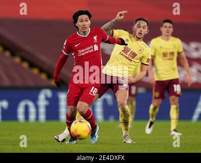 Liverpools Takumi Minamino (links) und Burnleys Josh Brownhill kämpfen während des Premier League-Spiels in Anfield, Liverpool, um den Ball. Bilddatum: Donnerstag, 21. Januar 2021. Stockfoto