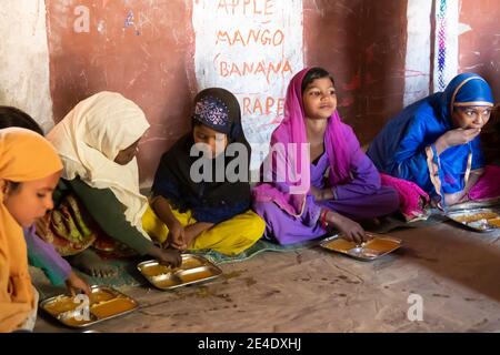 Rajasthan. Indien. 07-02-2018. Kinder beten und essen während der Schule in ihrer Nachbarschaft. Stockfoto