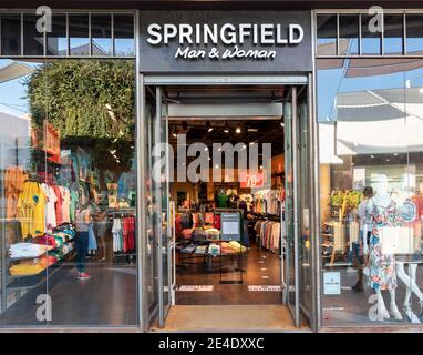 Huelva, Spanien - 27. Juli 2020: Springfield Store im Holea Einkaufszentrum. Es ist eine spanische Kette von Modegeschäften, die mehr als 1000 Kleidung st hat Stockfoto