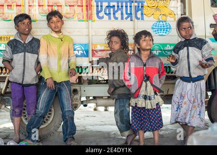 Rajasthan. Indien. 07-02-2018. Gruppe von Straßenkindern auf eine Pause von ihren üblichen Pflichten wie das Sammeln von Plastik oder betteln um Geld, leben in einer armen Nähe Stockfoto