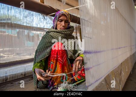 Rajasthan. Indien. 07-02-2018. Frau Lernen und Durchführung von Einkommen erzeugenden Aktivitäten, wie Nähen. Stockfoto