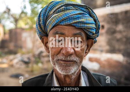 Rajasthan. Indien. 07-02-2018. Schönes Porträt eines alten Mannes, der die Kamera anschaut Stockfoto