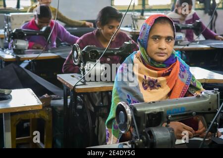 Rajasthan. Indien. 07-02-2018. Frau Lernen und Durchführung von Einkommen erzeugenden Aktivitäten, wie Nähen. Stockfoto