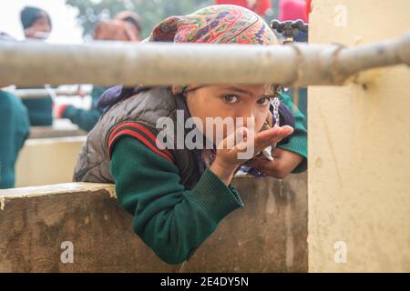 Rajasthan. Indien. 07-02-2018. Schönes Porträt eines Mädchens, das in der Schule Wasser trinkt. Stockfoto