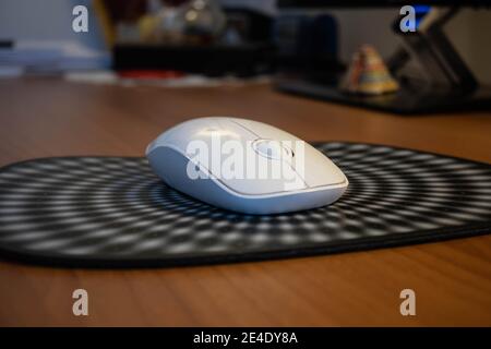 Moderne Computer-Maus, die drahtlose Technologie verwendet. Stockfoto