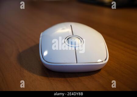 Moderne Computer-Maus, die drahtlose Technologie verwendet. Stockfoto