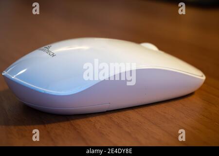 Moderne Computer-Maus, die drahtlose Technologie verwendet. Stockfoto