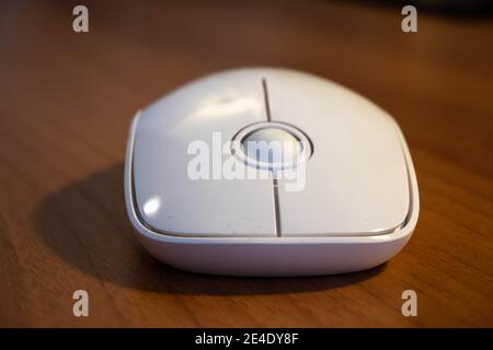 Moderne Computer-Maus, die drahtlose Technologie verwendet. Stockfoto