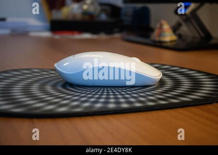 Moderne Computer-Maus, die drahtlose Technologie verwendet. Stockfoto