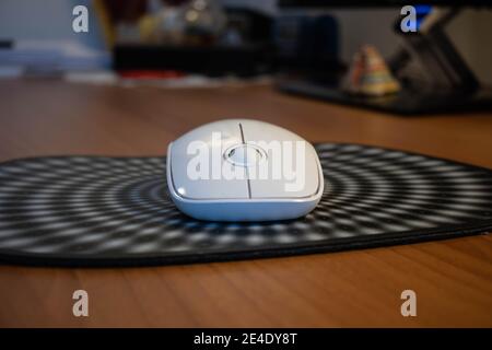 Moderne Computer-Maus, die drahtlose Technologie verwendet. Stockfoto