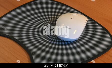 Moderne Computer-Maus, die drahtlose Technologie verwendet. Stockfoto