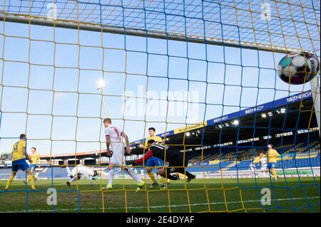 23. Januar 2021, Niedersachsen, Braunschweig: Fußball: 2. Bundesliga, Eintracht Braunschweig - Hamburger SV, Matchday 17 im Eintracht-Stadion. Der Hamburger David Ksombi (2.vl) erzielt das 2:1 gegen Braunschweigs Torhüterin Jasmin Fejzic (M), die von Hamburgs Simon Terodde gestört wird. Foto: Swen Pförtner/dpa - WICHTIGER HINWEIS: Gemäß den Bestimmungen der DFL Deutsche Fußball Liga und/oder des DFB Deutscher Fußball-Bund ist es untersagt, im Stadion und/oder vom Spiel aufgenommene Fotos in Form von Sequenzbildern und/oder videoähnlichen Fotoserien zu verwenden oder zu verwenden. Stockfoto