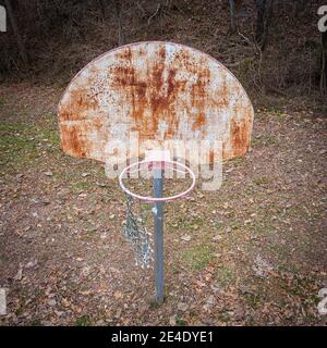 Luftaufnahme des rostigen vernachlässigten Basketballnetzes Stockfoto