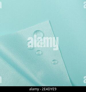 Wassertropfen auf wasserabweisendem Gewebe Stockfoto