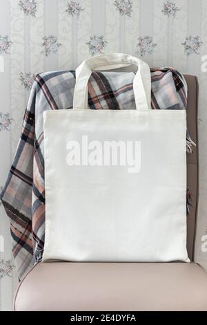 Mockup von weißen Baumwolle Tasche in einem Raum, Stil Foto Stockfoto