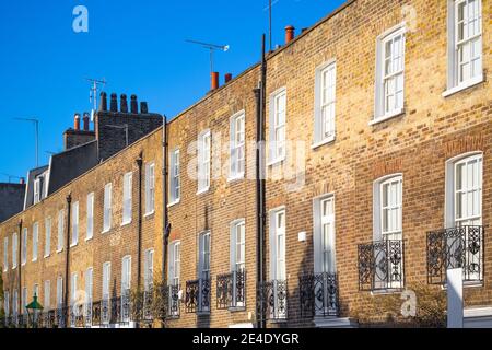 Georgianische Backsteinterrassenhäuser rund um Chelsea in London Stockfoto