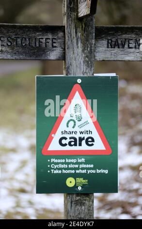 Teilen mit Care Poster auf dem Monsal Trail in Derbyshire Von der Peak District National Park Authority Stockfoto