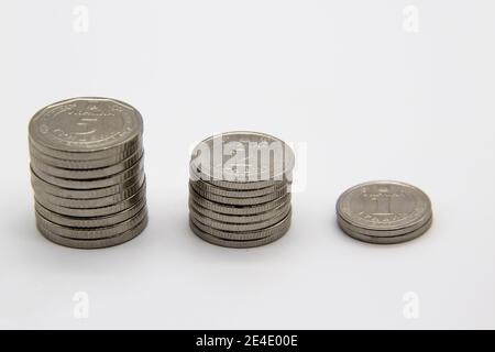 Ukrainisches Geld auf hellem Hintergrund. Drei Stapel ukrainischer Münzen nominal ist 5, 2 und 1 Griwna Stockfoto
