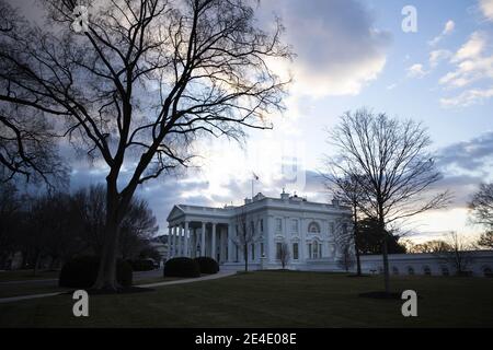 Der North Lawn des Weißen Hauses wird am frühen Morgen in Washington, DC, USA, am 23. Januar 2021 gesehen. Stockfoto