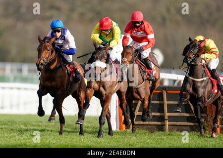 Harry Skelton auf Roksana (pink/blau) hat die letzte Chance, die Matchbook Betting Podcast Mares' Hürde während des Matchbook Clarence House Chase Raceday auf der Ascot Racecourse zu gewinnen. Bilddatum: Samstag, 23. Januar 2021. Stockfoto