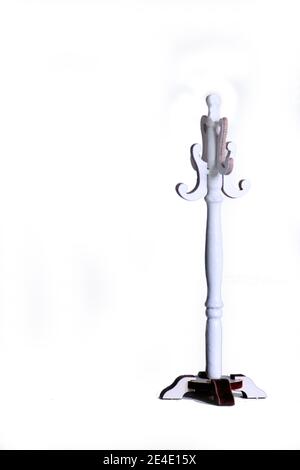 White Coat Rack auf weißem Hintergrund. Bild enthält Platz kopieren Stockfoto