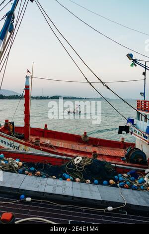 Fischerboote vertäuten und kehrten zum Hafen, Hua hin, Prachuap Khiri Khan Provinz, Thailand, zurück Stockfoto