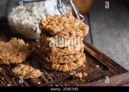 Hausgemachte Haferflocken Cookies auf Holzbrett auf alten Tisch Hintergrund. Gesunde Ernährung Snack-Konzept. Speicherplatz kopieren/ Stockfoto