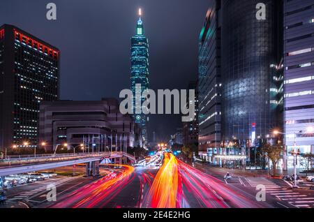 Stadtbild der Innenstadt von Taipei City mit Verkehrswegen in der Dämmerung. Wunderschöne Landschaft des Taipei 101 Tower & World Trade Center. Stockfoto