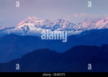 Blick auf die Sierra Nevada de Santa Marta, hohe Anden der Cordillera, Paz, Kolumbien. Urlaub Colombia. Sonnenaufgang in den Bergen Stockfoto