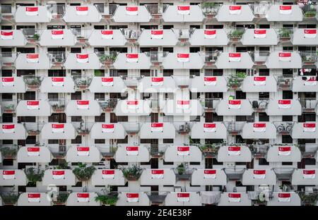 Nationalflagge von Singapur bei HDB in Singapur, um den Nationalfeiertag zu feiern. Der Nationalfeiertag von Singapur wird jedes Jahr am 9. August gefeiert. Stockfoto