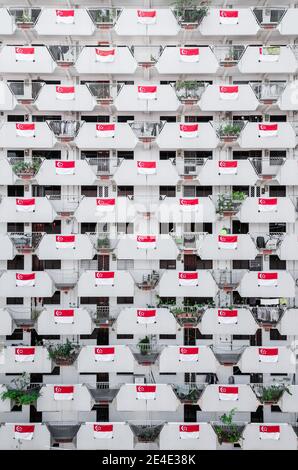 Nationalflagge von Singapur bei HDB in Singapur, um den Nationalfeiertag zu feiern. Der Nationalfeiertag von Singapur wird jedes Jahr am 9. August gefeiert. Stockfoto