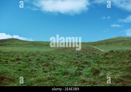 Überreste von Burnswark Hill Roman Fort Erdarbeiten zwischen Ecclefechan und Lockerbie in Dumfries und Galloway, Schottland. Archivscan von einem Dia. September 1972. Stockfoto