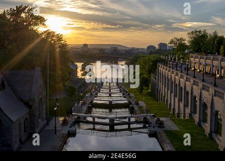 Wunderschöner Sonnenuntergang über den Ottawa River Locks und dem Rideau Kanal in der Innenstadt von Ottawa, Ontario, Kanada Stockfoto