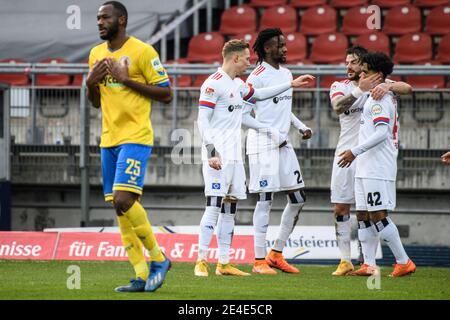 23. Januar 2021, Niedersachsen, Braunschweig: Fußball: 2. Bundesliga, Eintracht Braunschweig - Hamburger SV, Matchday 17 im Eintracht-Stadion. Die Hamburger Ogechika Heil (r-l), Tim Leibold, Gideon Jung und Sonny Kittel freuen sich nach dem letzten Pfiff des Spiels. Links steht Braunschweigs Oumar Diakhite enttäuscht auf dem Rasen. Foto: Swen Pförtner/dpa - WICHTIGER HINWEIS: Gemäß den Bestimmungen der DFL Deutsche Fußball Liga und/oder des DFB Deutscher Fußball-Bund ist es untersagt, im Stadion und/oder vom Spiel in Form von Sequenzen aufgenommene Fotos zu verwenden oder zu verwenden Stockfoto