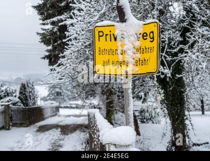 Schild private Straßenzufahrt verboten, Achtung Gefahr von rutschigen Straßen in deutsch Stockfoto